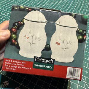 Pfaltzgraff Winterberry Salt & Pepper Shaker Set